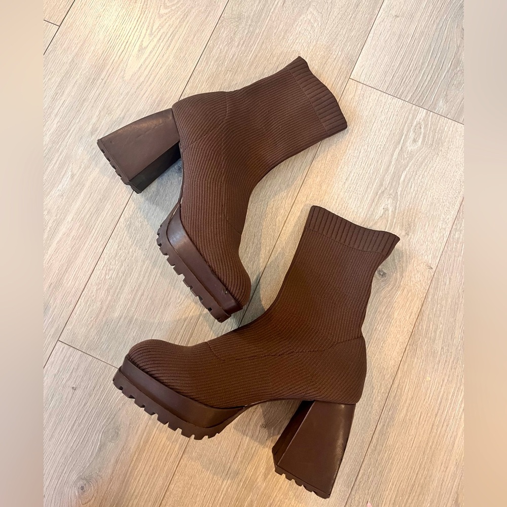 Heeled sock boot